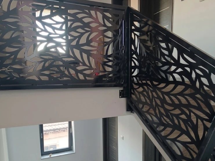Barandal de escalera con lámina decorativa