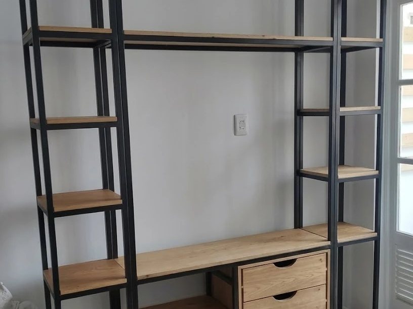 Librero de herrería con repisas de madera