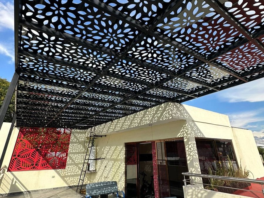 Pérgola con lámina decorativa perforada en una terraza