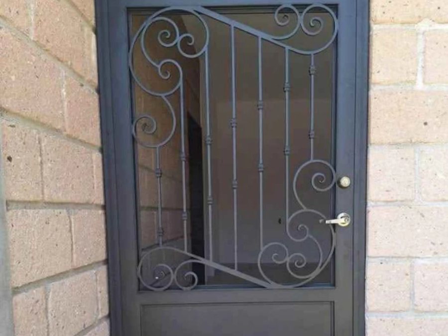 Puerta de herrería con forja