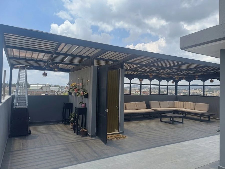Pérgola metálica en una terraza